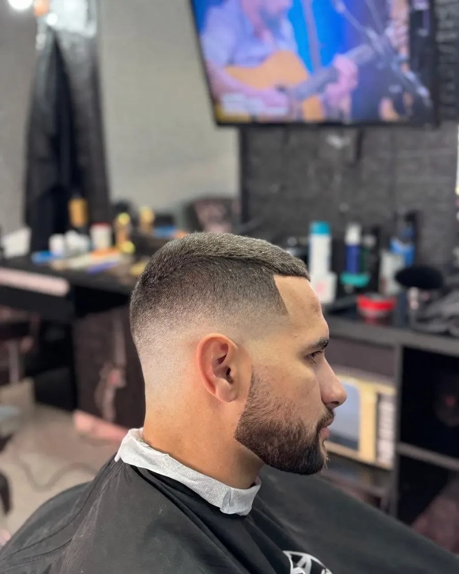 Degradê com barba alinhada, visto de perfil