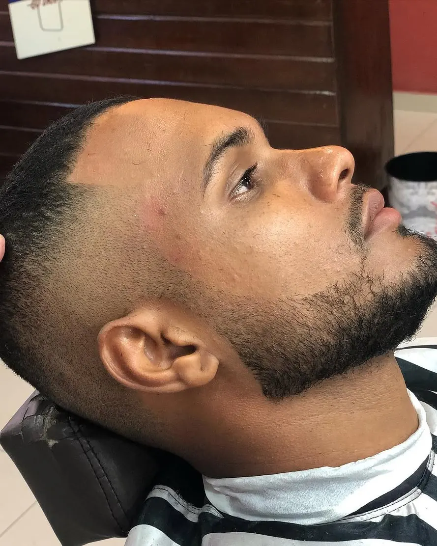 Degradê com barba, cliente reclinado na cadeira